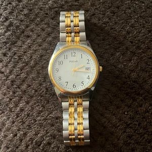 This is a men’s Pulsar watch. Never worn. It was a gift the inside is engraved.